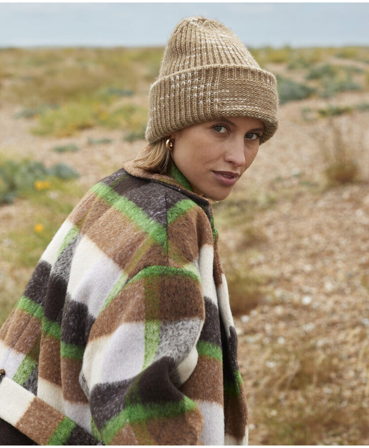 Chunky knit reverse patch beanie Thumbnail